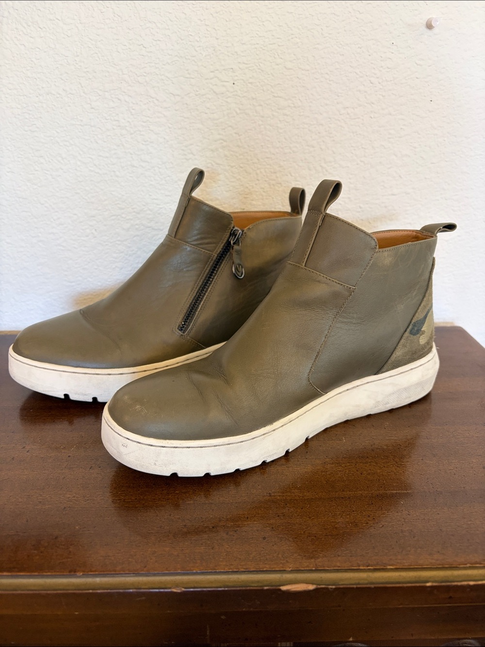 Vionic Brinkely Olive Green Camo Slip-On Leather Chelsea Sneaker Booties 8